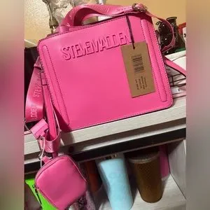 STEVE MADDEN ピンク ボディバッグ Steve Madden BJayaa Fuschia Convertible Sling Backpack
